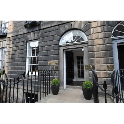 Beauty Therapists & Nail Technicians needed for busy West End Salon/Spa