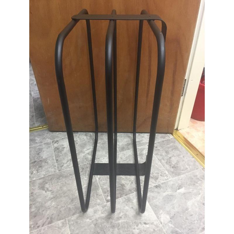 Wall mounted towel rail for salon