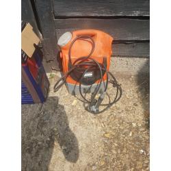 Seeley rechargeable pressure washer