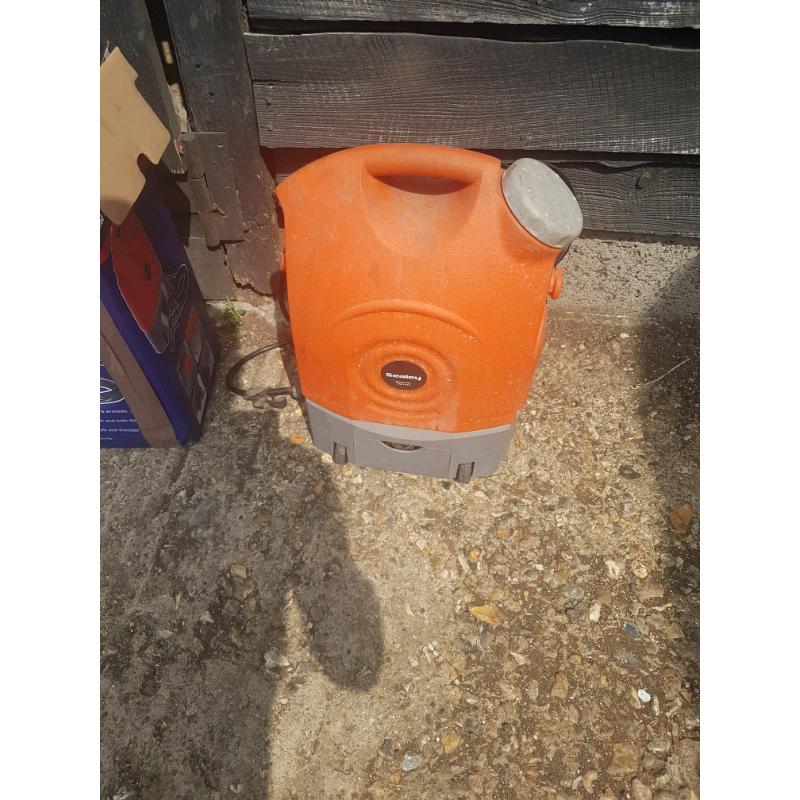Seeley rechargeable pressure washer