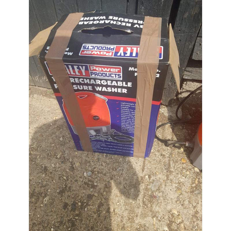 Seeley rechargeable pressure washer
