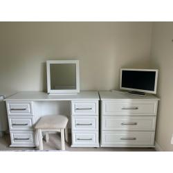 COLLINGWOOD BATCHELLOR OPERA COMPLETE SET OF BEDROOM FURNITURE IN NEW CONDITION