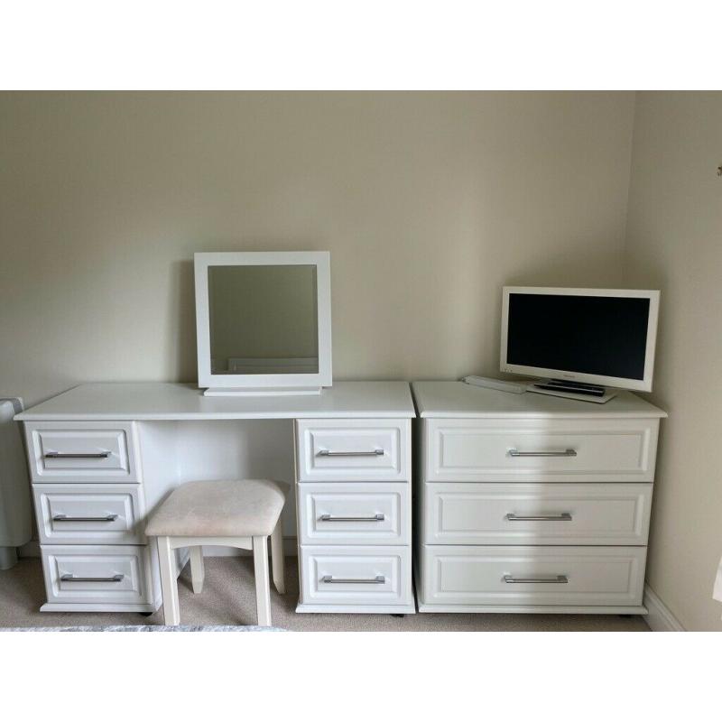 COLLINGWOOD BATCHELLOR OPERA COMPLETE SET OF BEDROOM FURNITURE IN NEW CONDITION