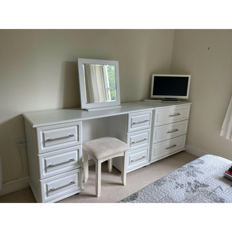 COLLINGWOOD BATCHELLOR OPERA COMPLETE SET OF BEDROOM FURNITURE IN NEW CONDITION