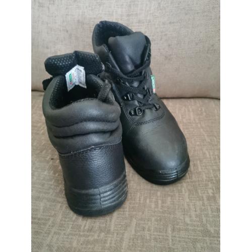 Safety shoes size 6