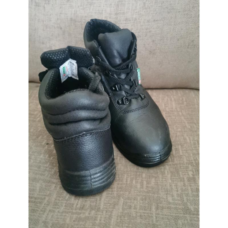 Safety shoes size 6