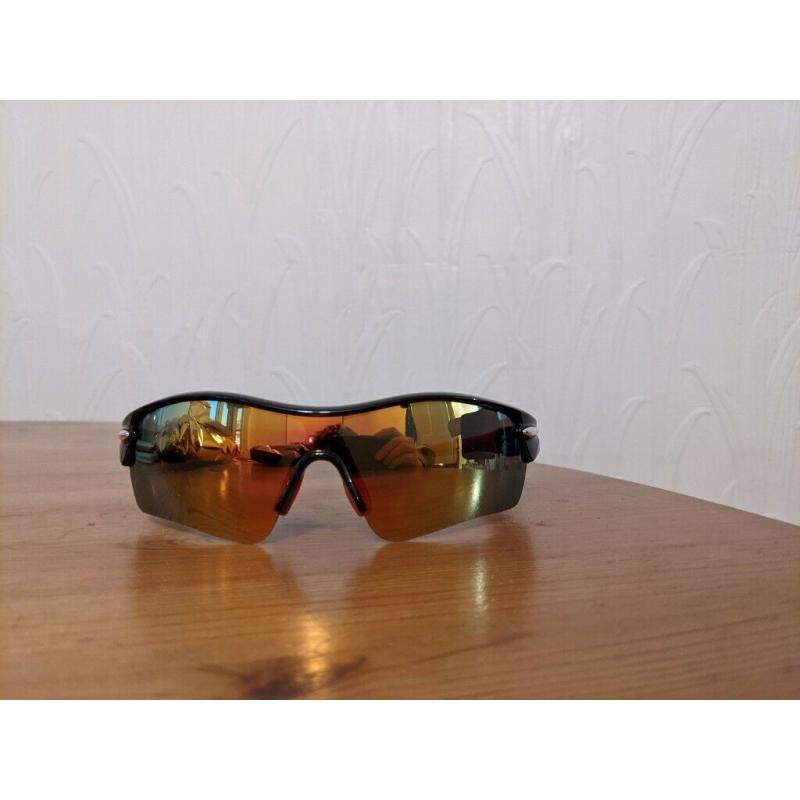 Sunglasses with interchangeable lenses