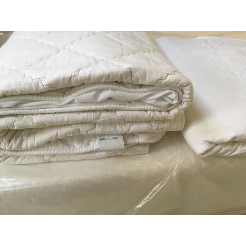 Mattress Protector Superking size (to fit mattress 6ft wide)
