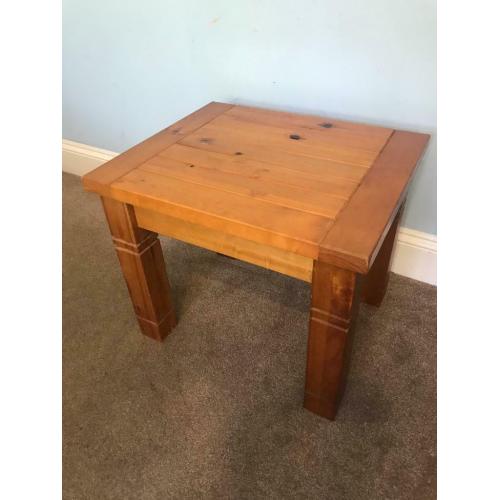 Solid Pine Coffee Table H19.75in/50cm W23.5in/60cm D19.5in/50cm Excellent condition R70