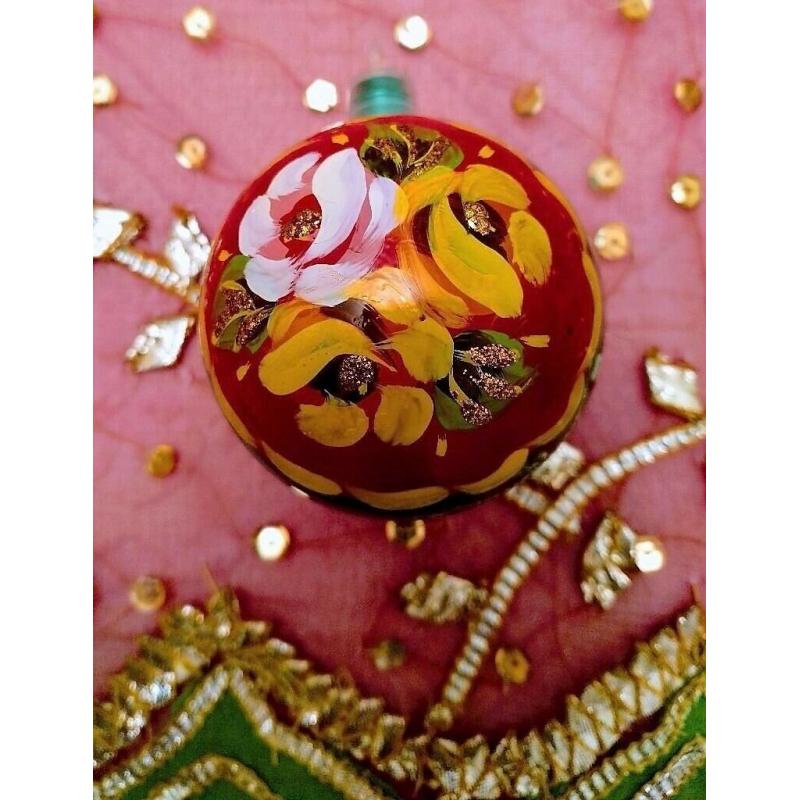 VINTAGE CHRISTMAS DECORATIONS BAUBLES Mixed 3 Hand Painted in Mint Condition 3 Sculptured 6 Plain