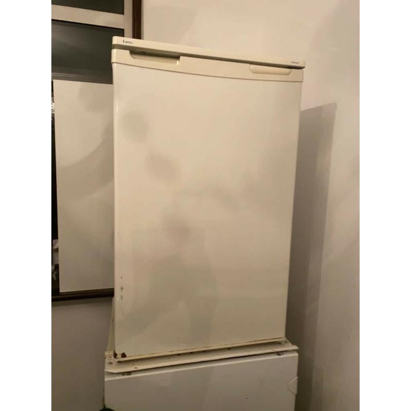 Lec fridge freezer