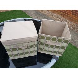 Collapsible storage containers