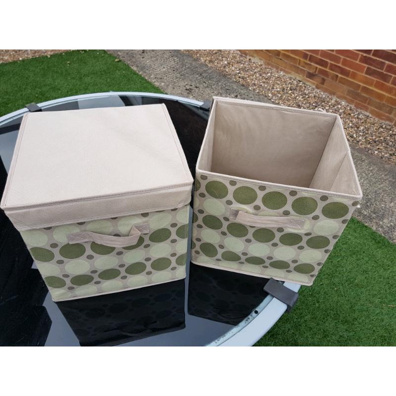 Collapsible storage containers