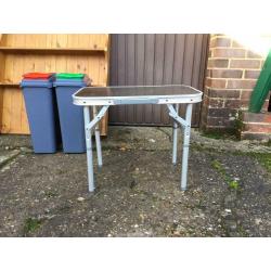 Compact aluminium table