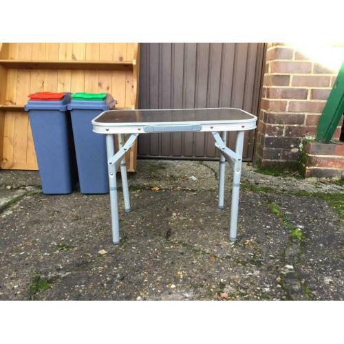 Compact aluminium table