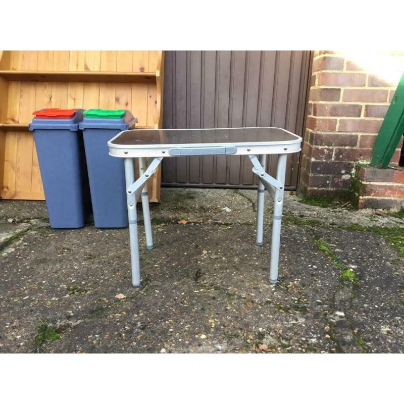 Compact aluminium table