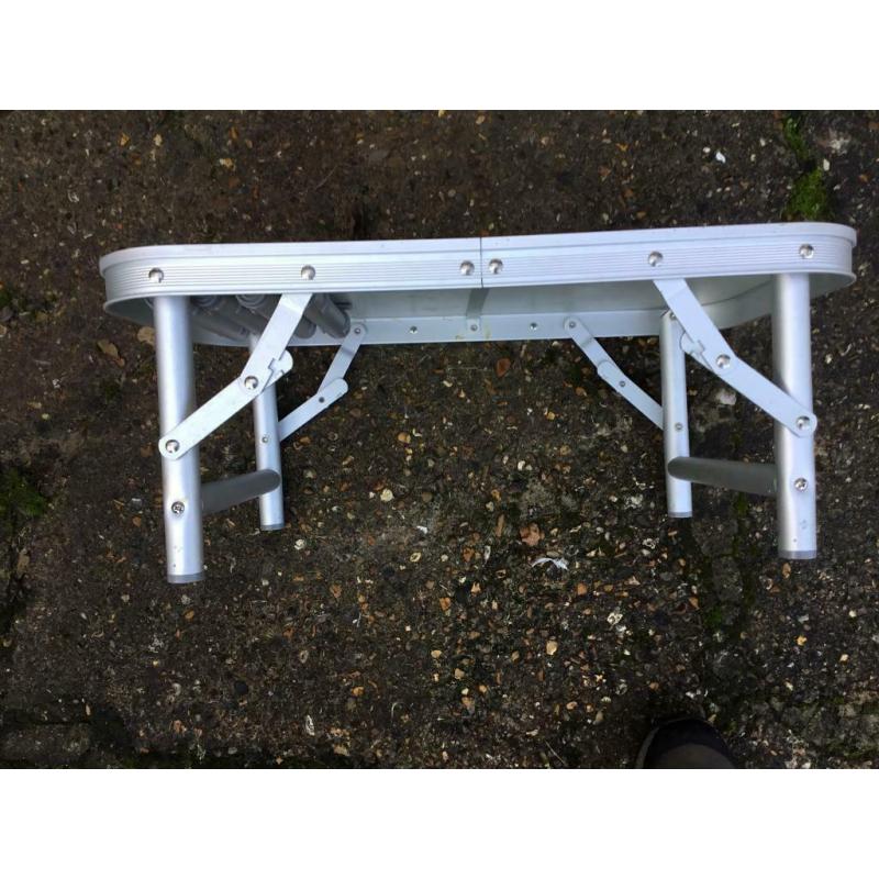 Compact aluminium table