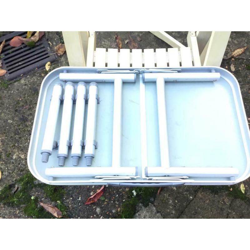 Compact aluminium table