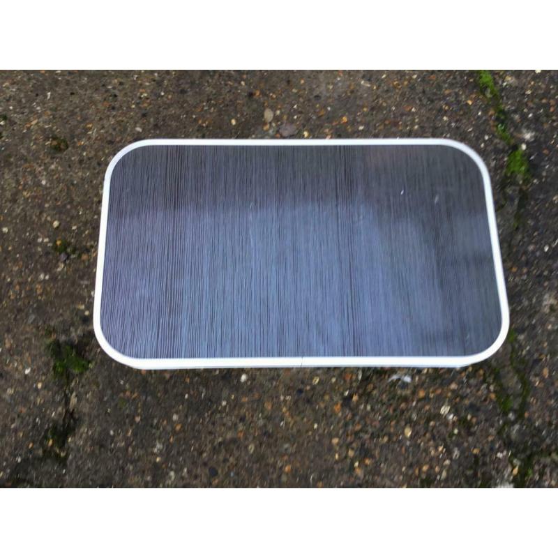 Compact aluminium table