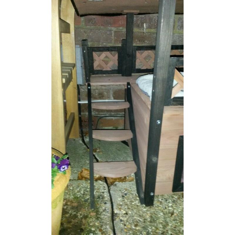 Wooden Cat House/Kennel/Shelter