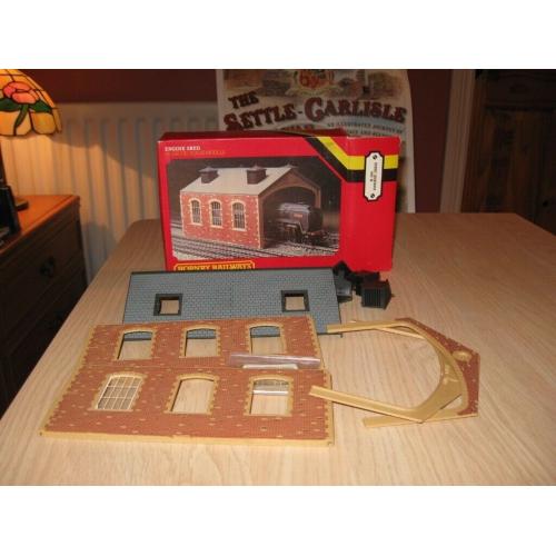 Hornby R504 engine shed as new with box