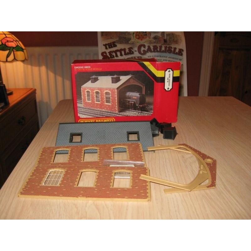 Hornby R504 engine shed as new with box
