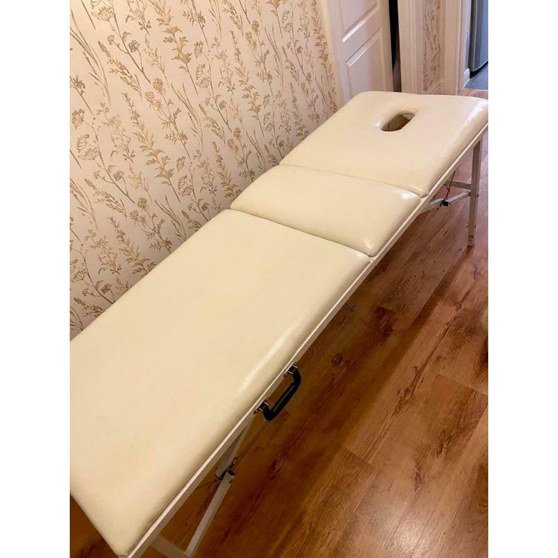 Excellent condition foldable beauty/massage/sports therapy couch (white) with carry bag