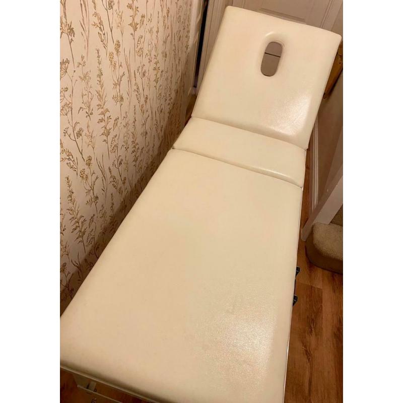 Excellent condition foldable beauty/massage/sports therapy couch (white) with carry bag