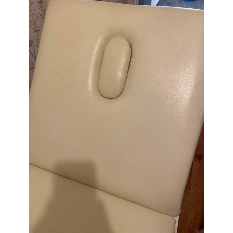 Excellent condition foldable beauty/massage/sports therapy couch (white) with carry bag