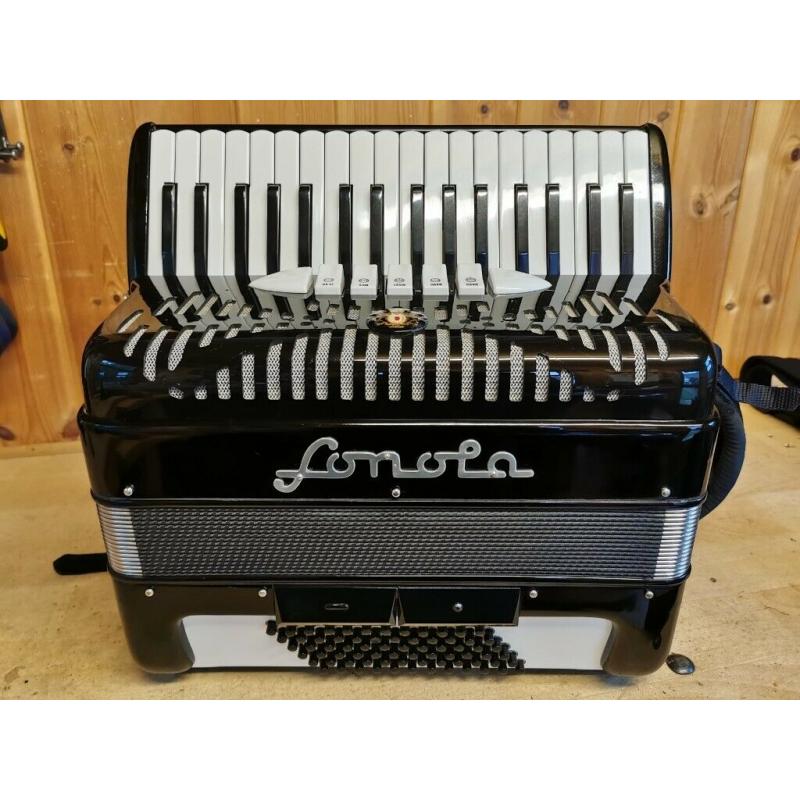 Sonola R20, 3 Voice (LMM), 72 Bass, Piano Accordion. Online Lessons Available.