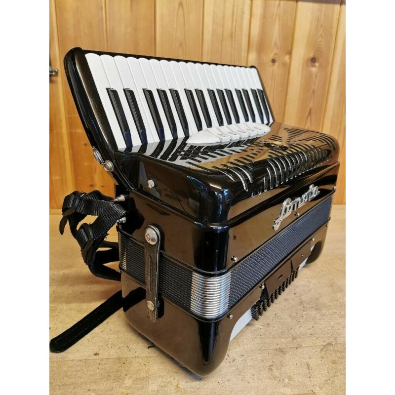 Sonola R20, 3 Voice (LMM), 72 Bass, Piano Accordion. Online Lessons Available.