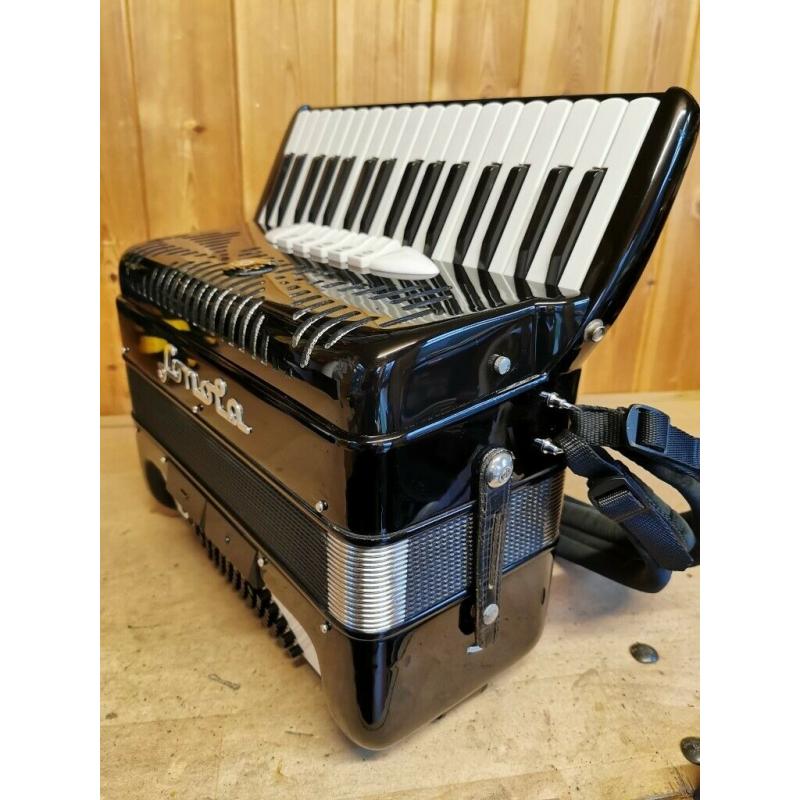 Sonola R20, 3 Voice (LMM), 72 Bass, Piano Accordion. Online Lessons Available.