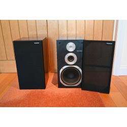 Technics hi-fi speakers SB-3030 with Walnut finish . Excellent condition