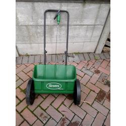 Evergreen lawn spredder