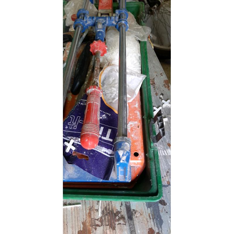 Tile cutter