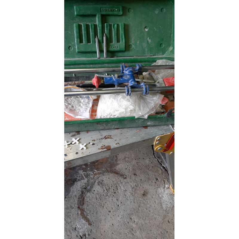 Tile cutter