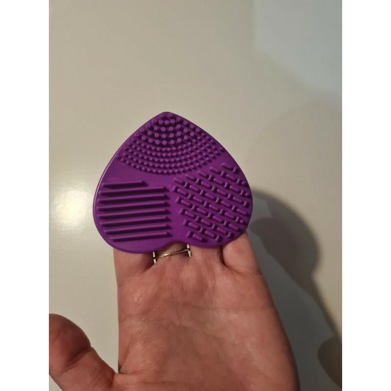 NEW Heart Shape Makeup Brush Cleaner Silicone Finger Glove Make Up