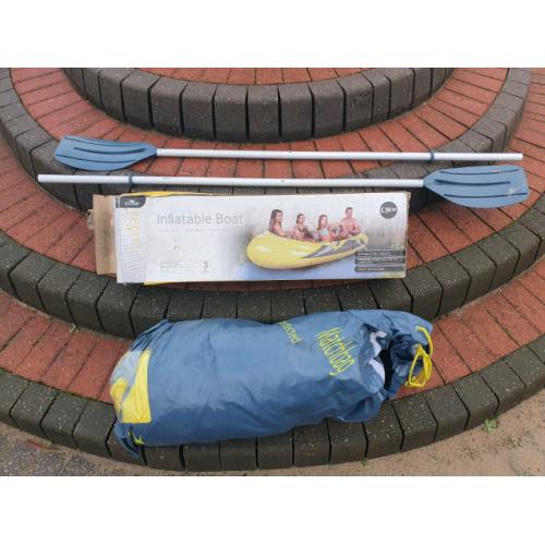 Inflatable boat with Oars