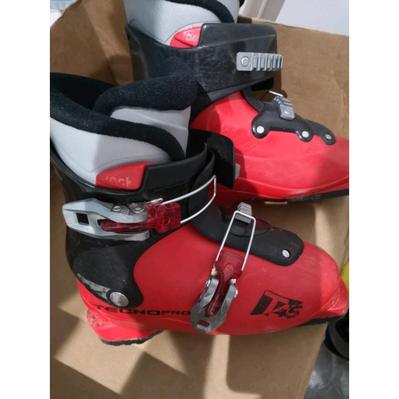 Junior ski boots