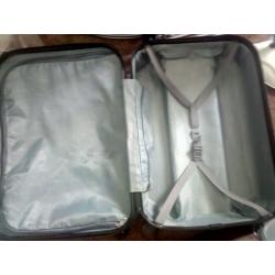 Medium suitcase