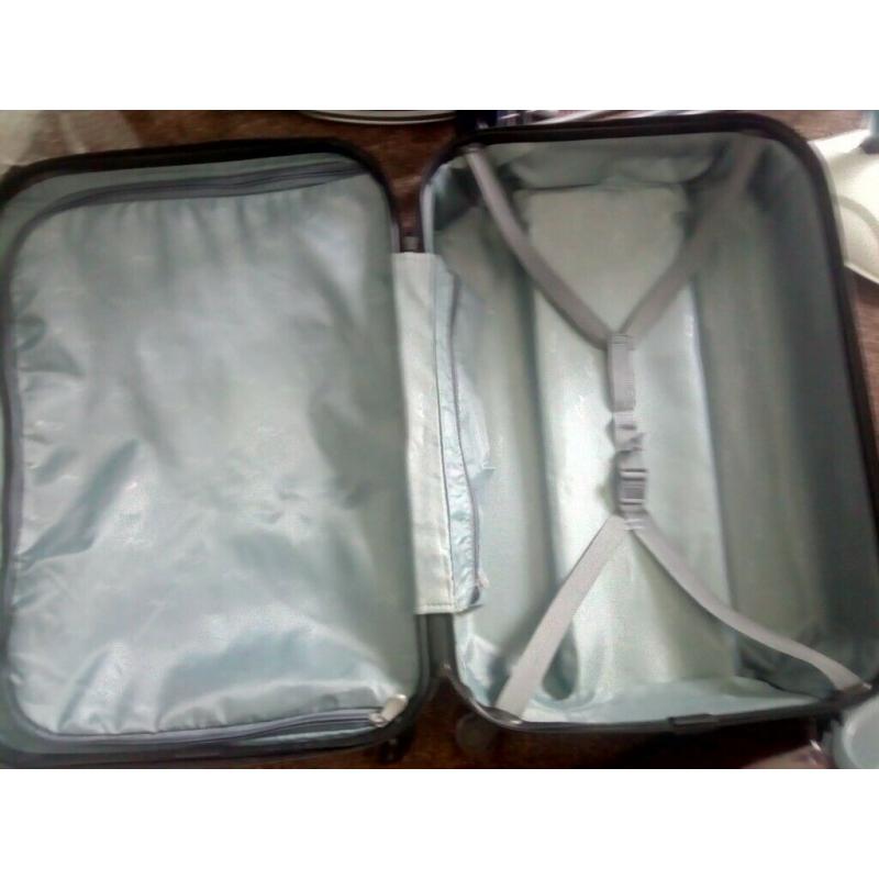 Medium suitcase