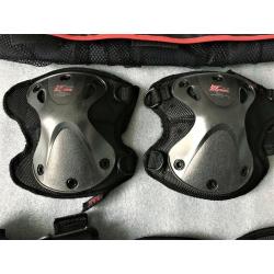 SkATEBOARDING ROLLER SKATING ETC XCESS PROTECTION GEAR SET PADS UNUSED