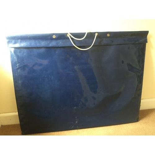 Plastic art folder with handle