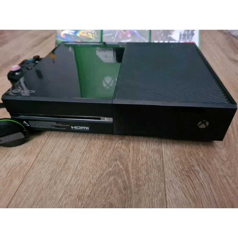 Xbox One 500Gb with Original Box & 3 Games