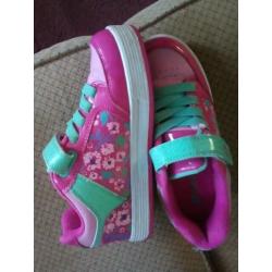 HEELYS size 3 junior. berry and mint green colour, excellent condition
