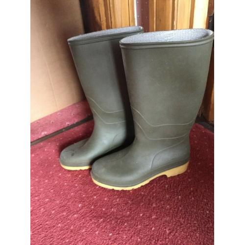 3 pairs Wellington boots