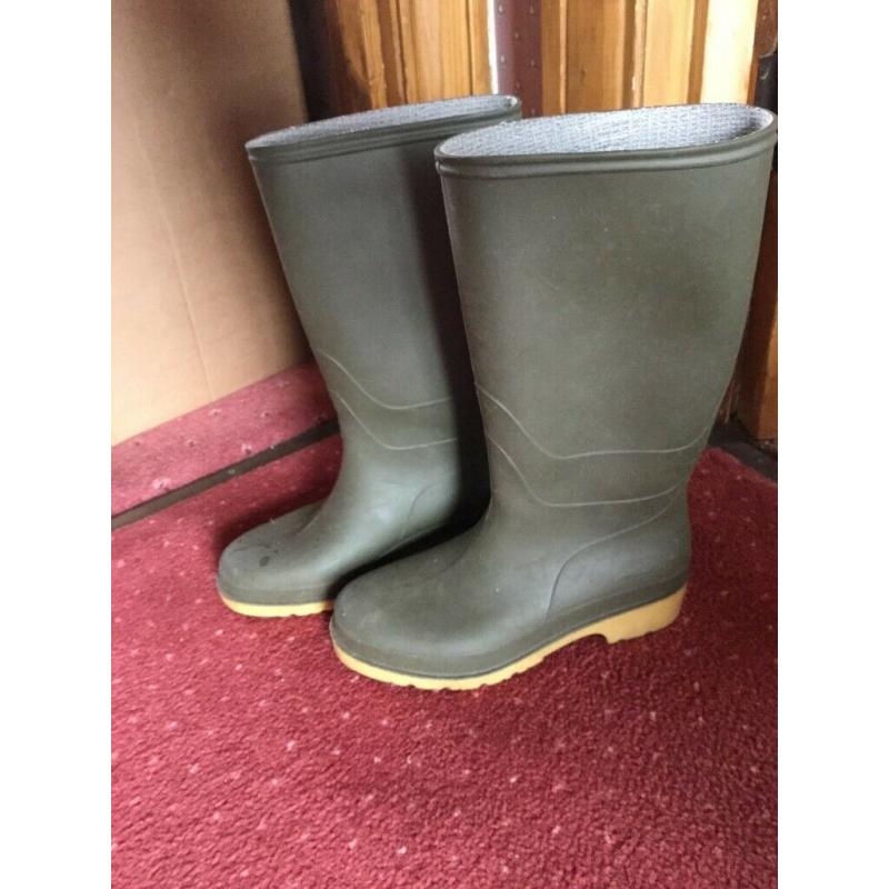 3 pairs Wellington boots