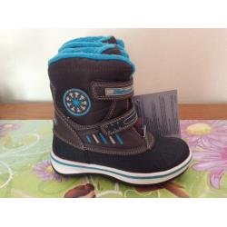 winter boots UK9 with tags