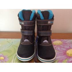 winter boots UK9 with tags