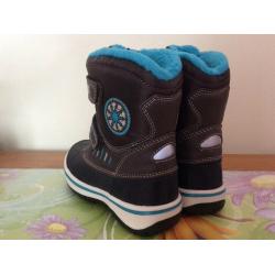 winter boots UK9 with tags
